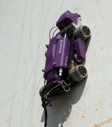 El CRAWLER teledirigido, para inspeccionar paredes y tanques de techo.