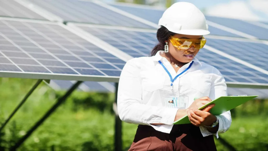 Mujeres en el sector energ&eacute;tico supervisan paneles solares durante labores de inspecci&oacute;n t&eacute;cnica.