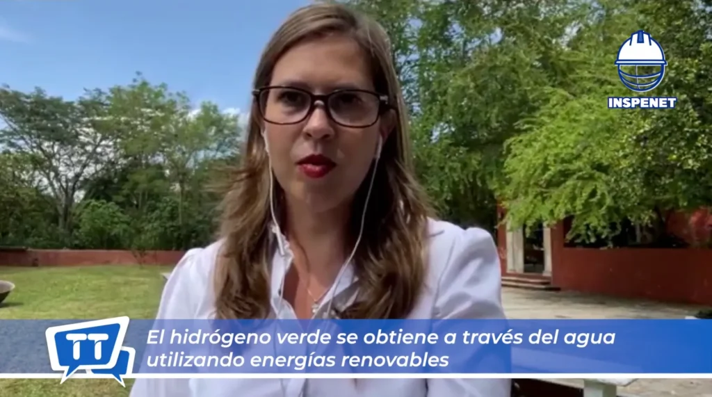 Ana Ludlow explicando la metodología de obtención del hidrógeno verde.