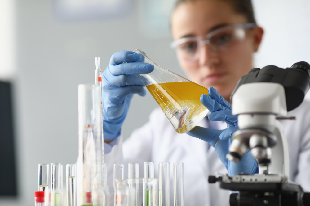 1587 analisis aceite laboratorio shutterstock 1824356216