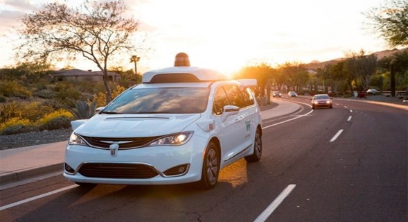 Figura 1. Movilidad inteligente: Los coches autónomos de Waymo.