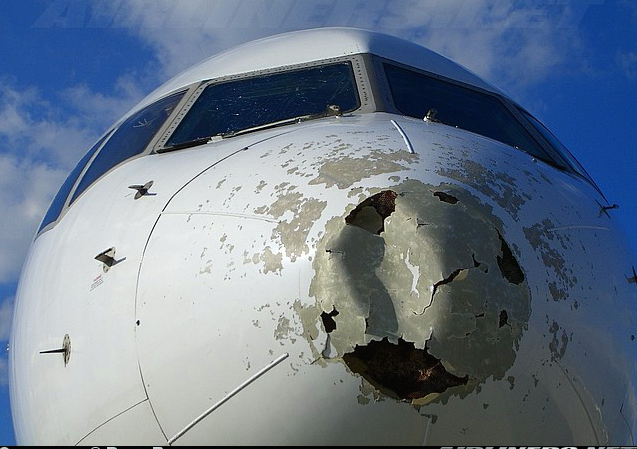 Daños estructurales en la parte delantera de un avión (Corrosión aeroespacial)
