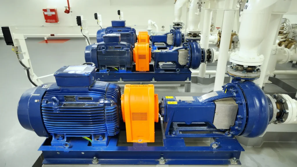 Bomba centrifuga con protector de acople y protector de sello mecánico.