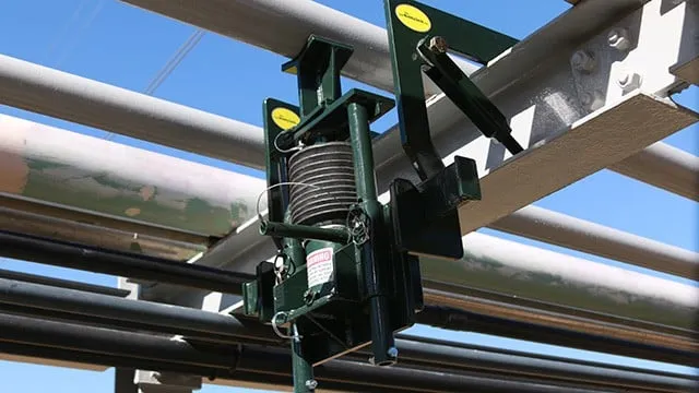 Pipe lifting device.