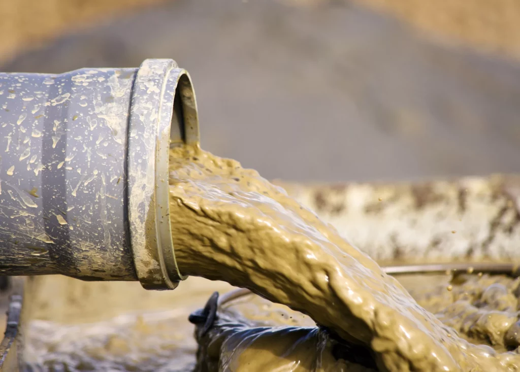 Mud flow from pipe as a method of waste management