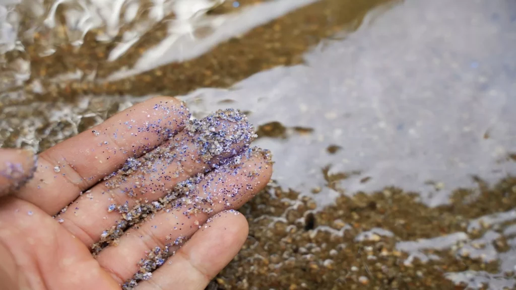 Microplásticos en el agua que podrían ser eliminados por enjambres de robots