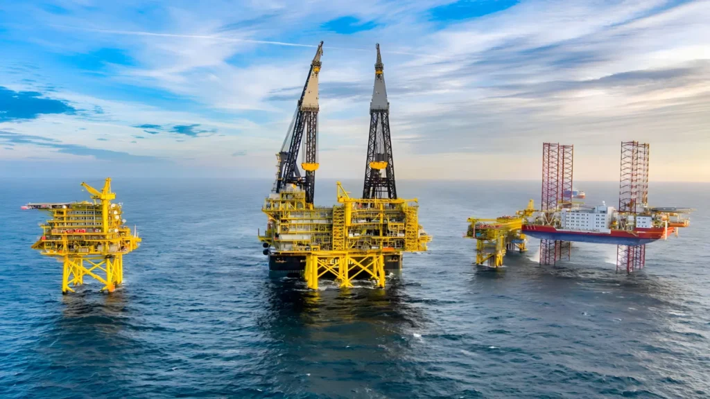 El mantenimiento de las plataformas petroleras es un gran campo de aplicación de la soldadura submarina