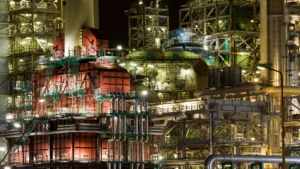 ¿En qué consiste los procesos de coquización retardada y flexicoquización en refinerías?