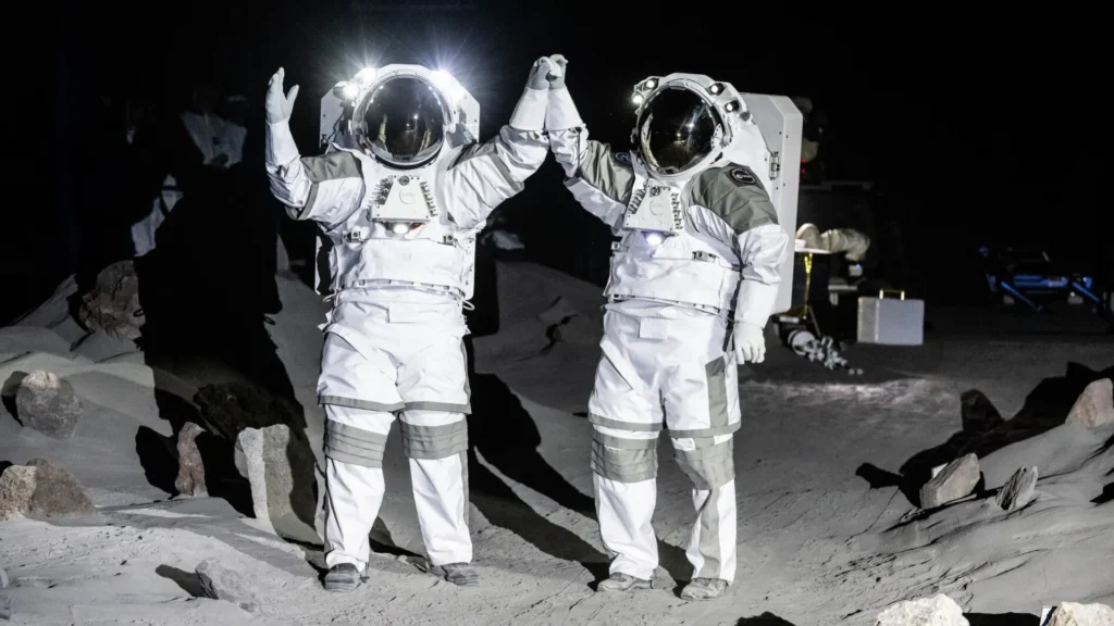 Astronautas entrenando en la simulacion lunar LUNA
