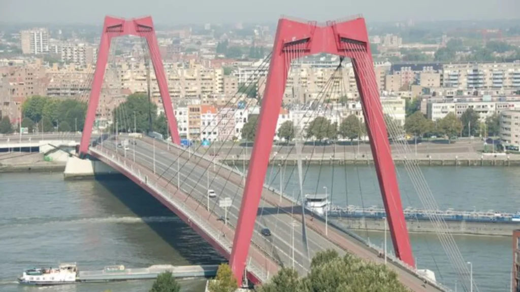 El puente de Willemsbrug en Rotterdam