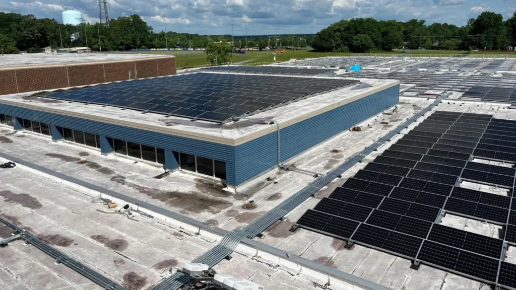 Presentan mayor sistema de energía solar escolar en Virginia