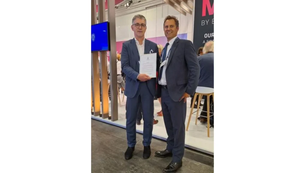 Representantes de PONANT y Bureau Veritas en la entrega de certificación 