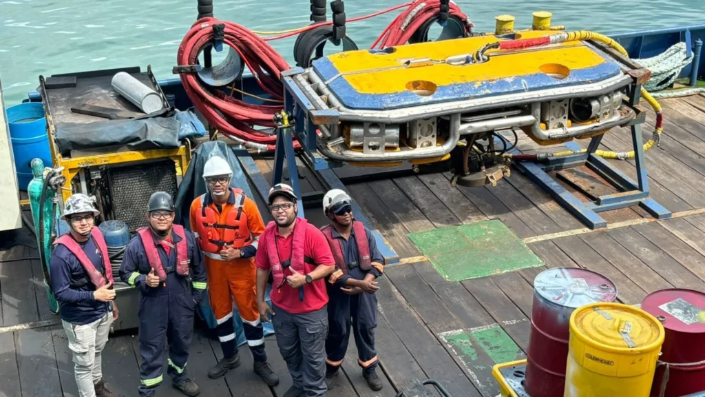 HullWiper Workers