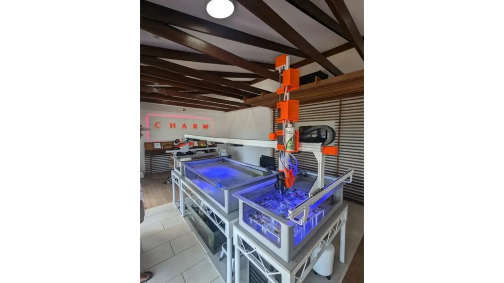 Pinza robótica en piscina de corales