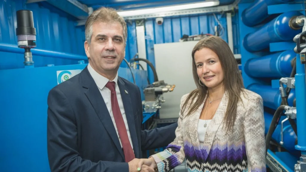 Eli Cohen junto a Inna Braverman