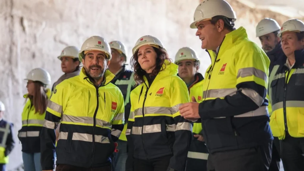 Díaz Ayuso with the team that operates the expansion of the Madrid metro