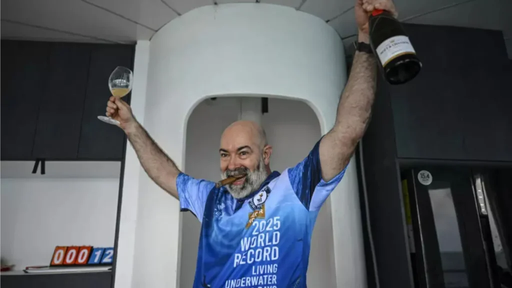 Koch celebrando tras lograr su record Ginness