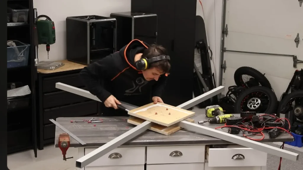 Simon Sörensen ensamblando su dron casero