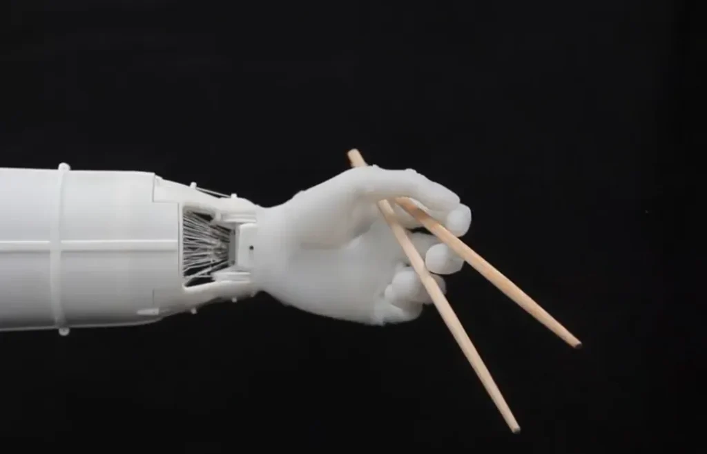 Prótesis de mano con 19 grados de libertad