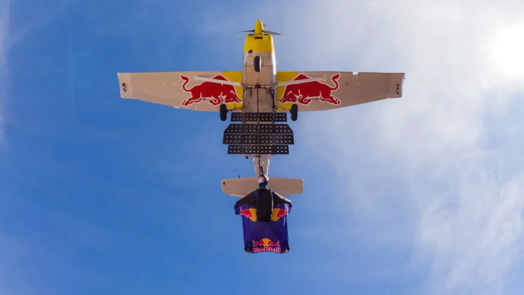 Paracaidista Max Manow en acrobacia de Red Bull