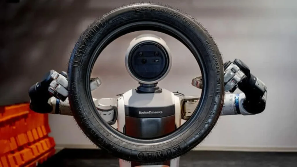 el robot atlas sosteniendo un objeto