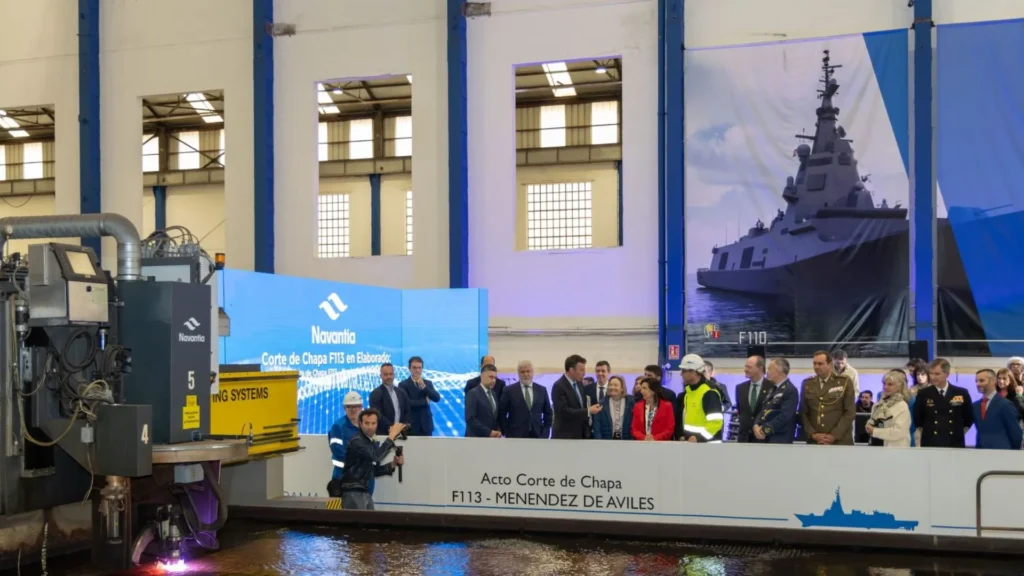 Acto del primer corte de acero de la F113