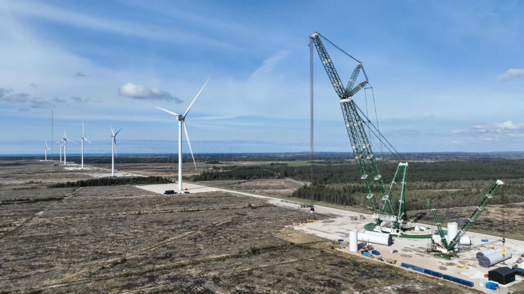 Grúa montando una turbina eólica de gran tamaño en el centro de pruebas de Østerild, donde se construye el aerogenerador más potente del mundo.