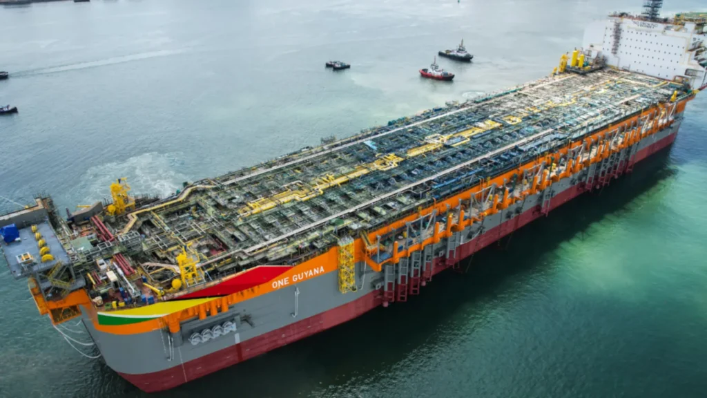 FPSO One Guyana flotando en el mar, visto desde arriba.