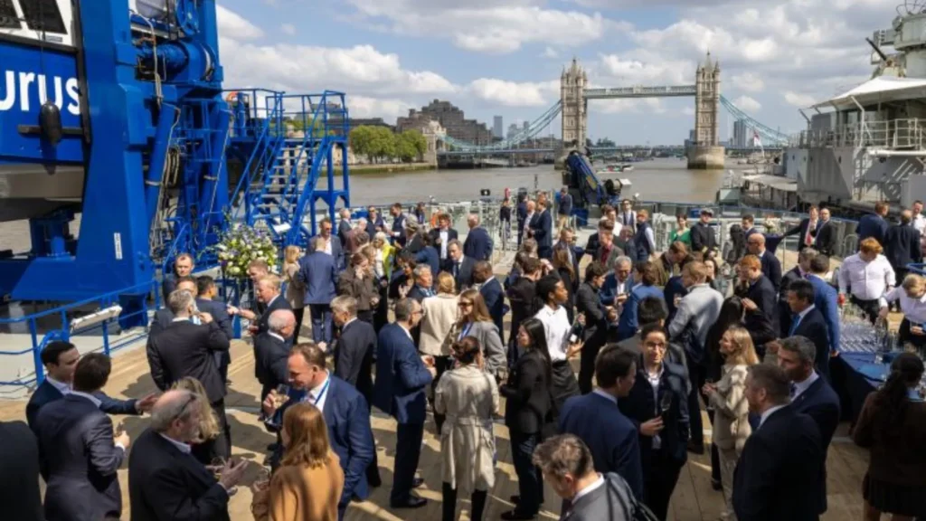 Ceremonia para el nombramiento del buque en Londres