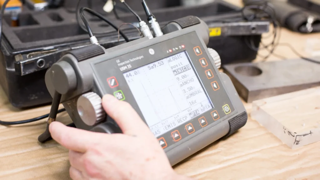 Equipo de ultrasonido industrial utilizado en Ensayos No Destructivos por profesionales certificados por CERTIAEND.