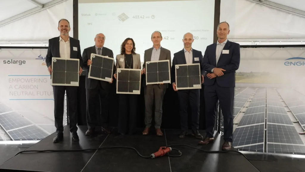 Estos paneles solares pesan la mitad que uno tradicional