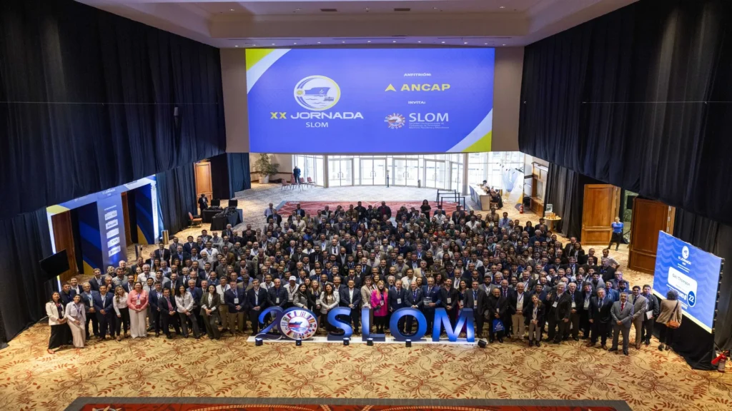 Group photo of participants of the XX SLOM Conference, an international event on offshore oil terminals and energy sustainability.