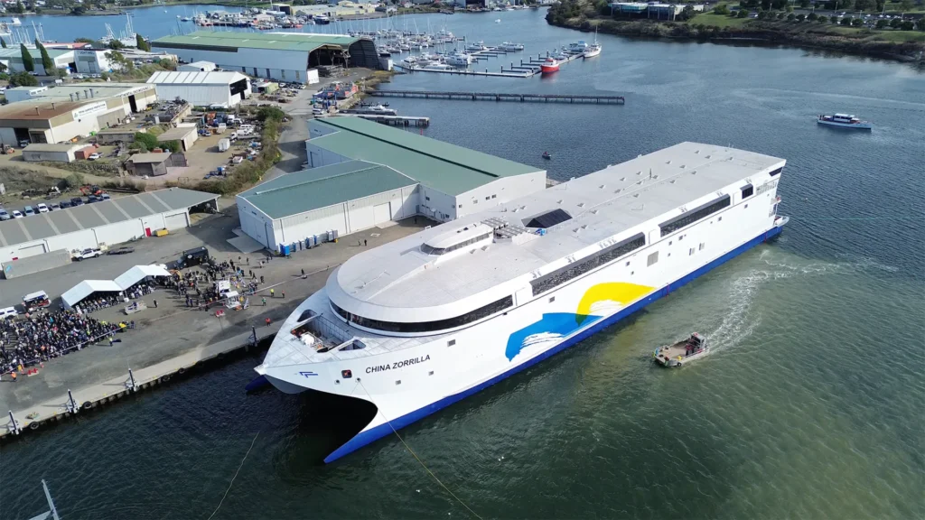 El barco eléctrico a bateria Hull 096 de Buquebus atracado en el astillero Incat en Hobart, Tasmania, durante su presentación oficial.