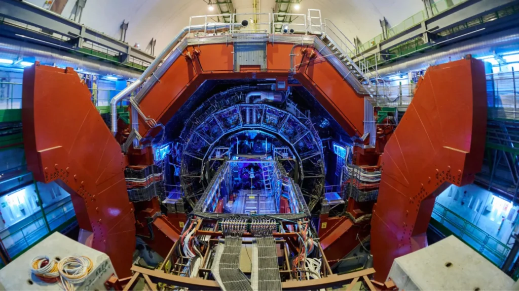 Detector ALICE en el Gran Colisionador de Hadrones, mostrando su estructura interna con cables, sensores y componentes electromagnéticos iluminados.