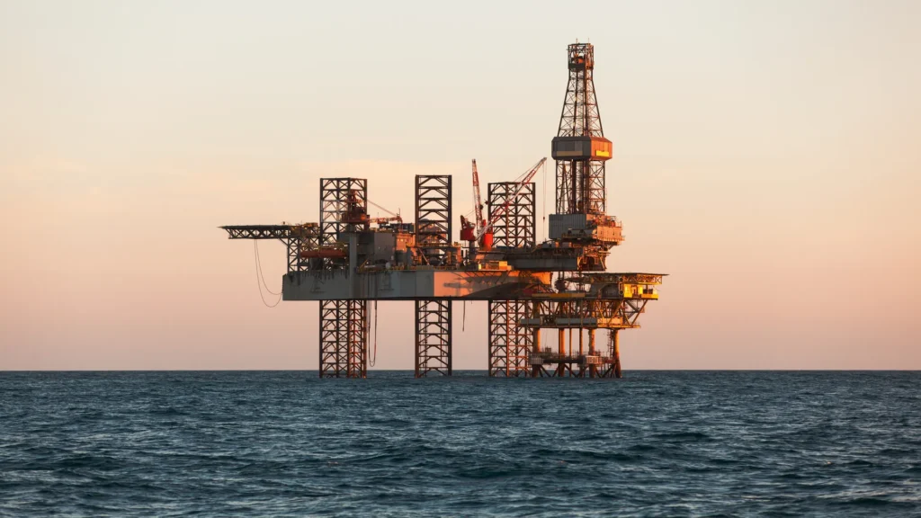Plataforma offshore VALARIS 247 operando en alta mar al atardecer, estructura metálica iluminada por la luz del sol.