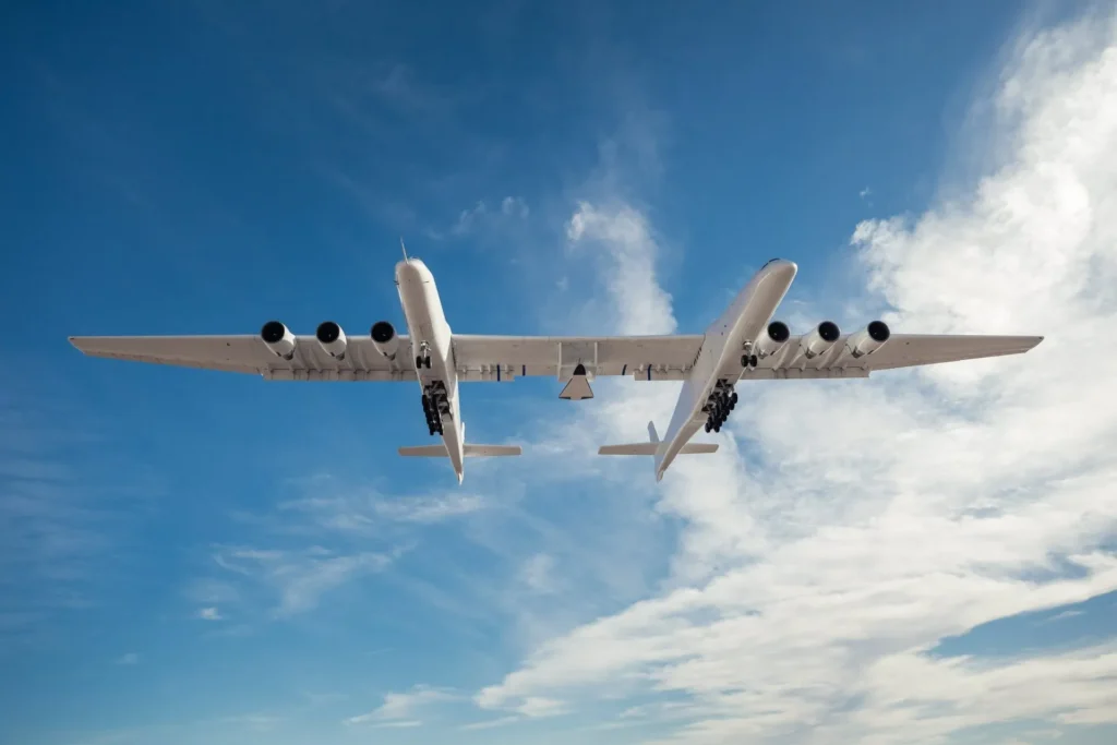 Avión Roc transportando el Talon-A2 de Stratolaunch durante su segundo vuelo hipersónico exitoso en el marco del programa MACH-TB.