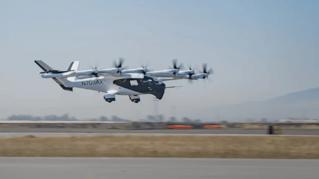 Aeronave eléctrica eVTOL Midnight de Archer Aviation realizando vuelo de prueba a baja altitud con rotores inclinables en acción.