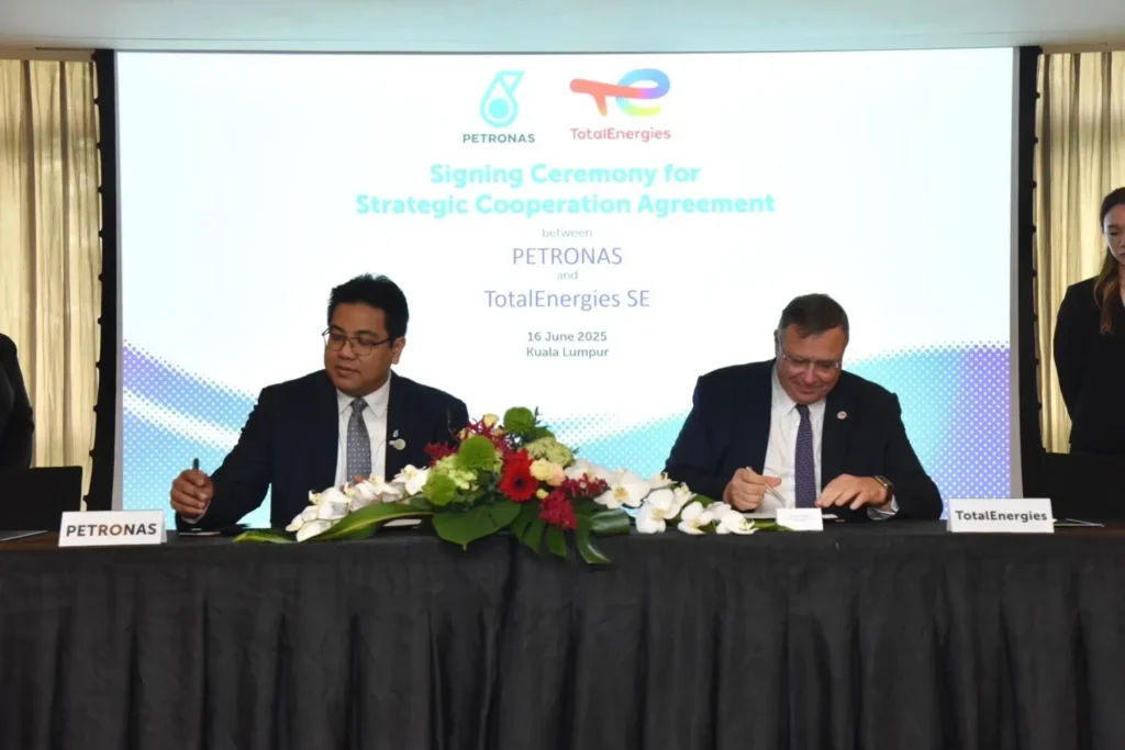 Firma del acuerdo estratégico entre PETRONAS y TotalEnergies para consolidar su cooperación en proyectos energéticos y descubrimientos de gas en Malasia e Indonesia.