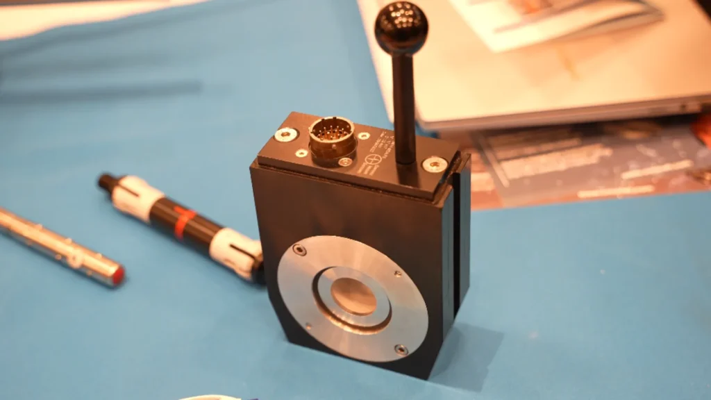 Rotating head for non-destructive testing used in inspections of metallic materials, applicable in technologies such as eddy currents or industrial ultrasound.