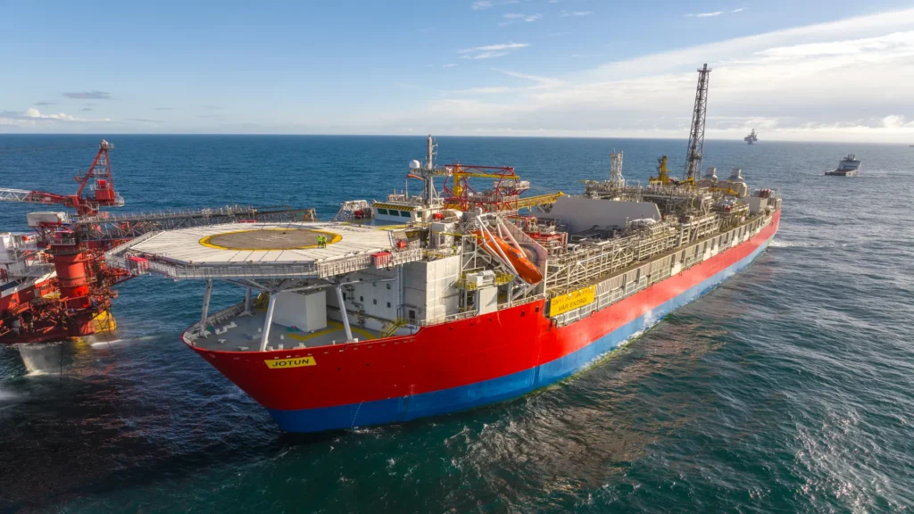 Unidad flotante FPSO Jotun de Vår Energi conectada a una plataforma en el Mar del Norte, utilizada para producción de petróleo en el yacimiento Balder.