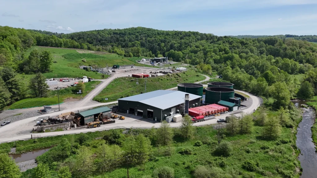 Vista aérea de la planta de extracción de litio (DLE) de Gradiant en América del Norte, integrada a un entorno natural con tanques circulares y sistemas de tratamiento de aguas residuales.