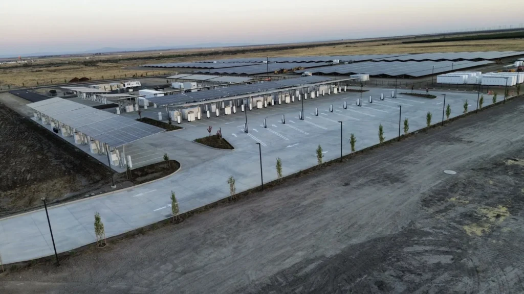 La estación de carga más grande de Tesla en Estados Unidos