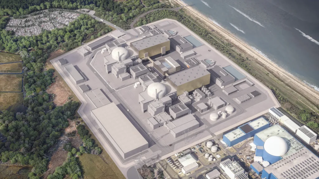 Vista aérea digital de la planta nuclear Sizewell C junto a la costa, con reactores gemelos, edificios auxiliares y zonas boscosas y residenciales en el entorno.