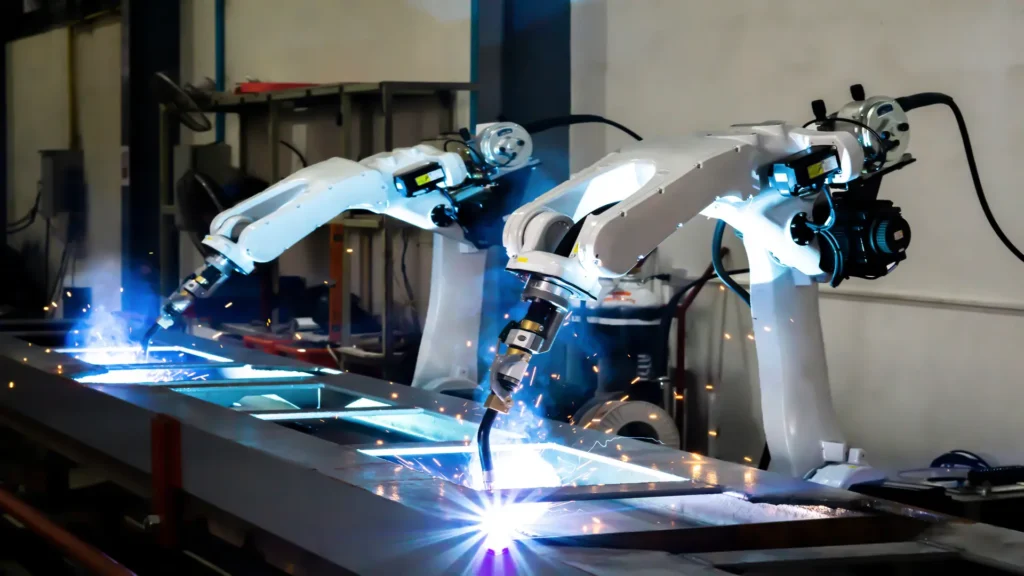 Concepto de dos robots de soldadura automática  funcionando en fábrica. 