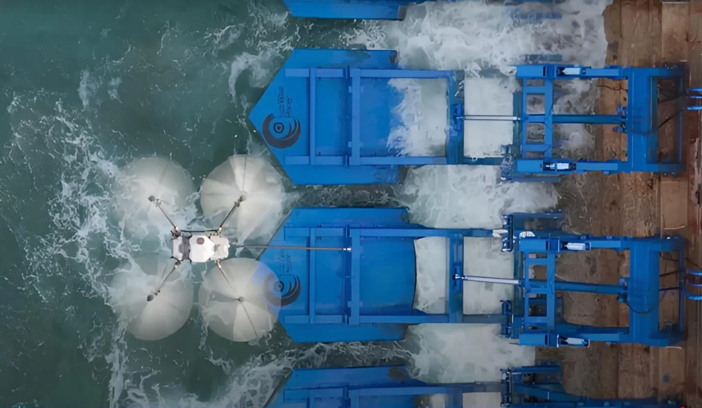 Vistazo a drones autónomos inspeccionando y limpiando los flotadores azules de una planta de energía undimotriz terrestre en el puerto de Jaffa, Israel.