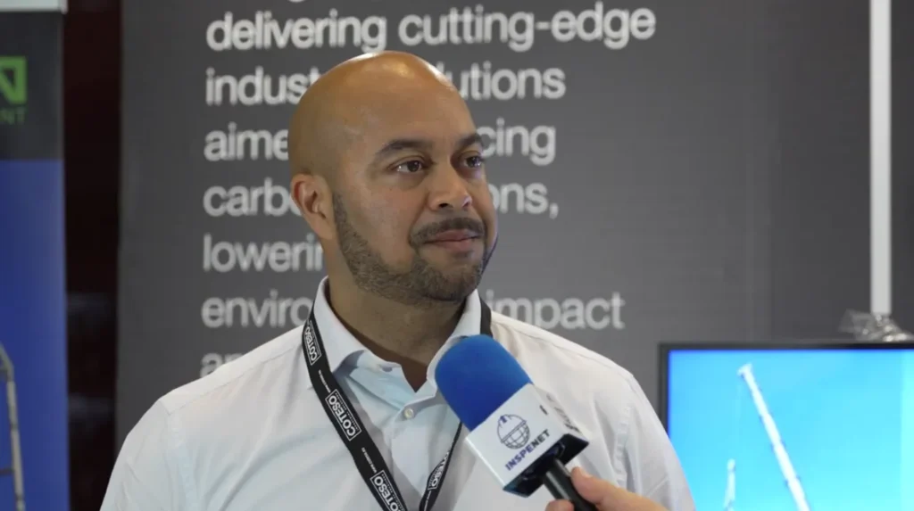 Frank Tewari, siendo entrevistado durante SLOM 2025 sobre las soluciones de almacenamiento de hidrocarburos basadas en aluminio reciclado.