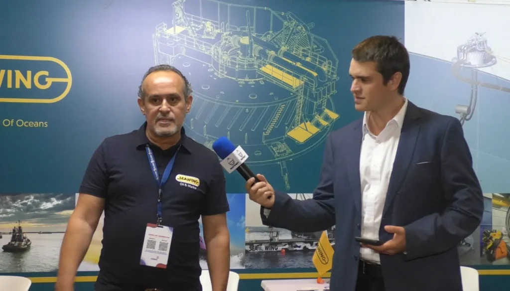 Sirajaldeen Alabeedi, presidente de SeaWing Company, durante una entrevista en SLOM 2025 en Panamá, hablando sobre innovaciones en sistemas SPM.