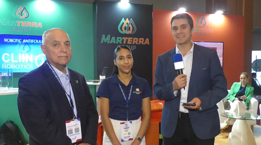 Representatives from Marterra Group and ISCO during the SLOM 2025 event in Panama, where they shared experiences on training, equipment, and best practices for oil spill control.