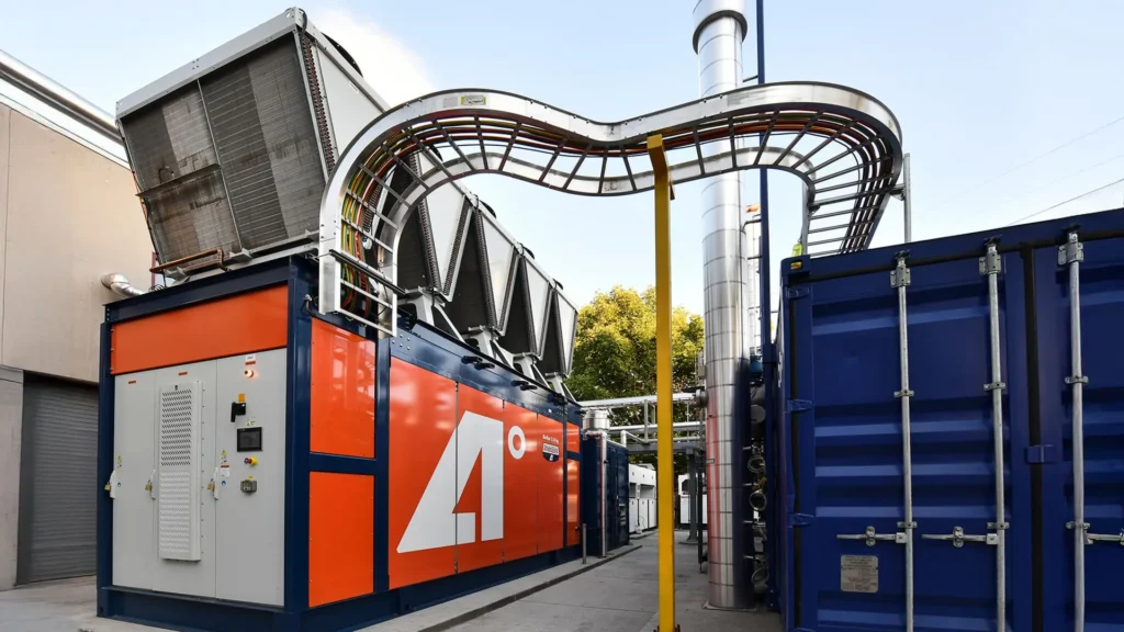 Unidad Boiler 2.0 de AtmosZero instalada en una planta industrial, con intercambiadores de calor y conductos eléctricos visibles, diseñada para generar vapor mediante una bomba de calor eléctrica.