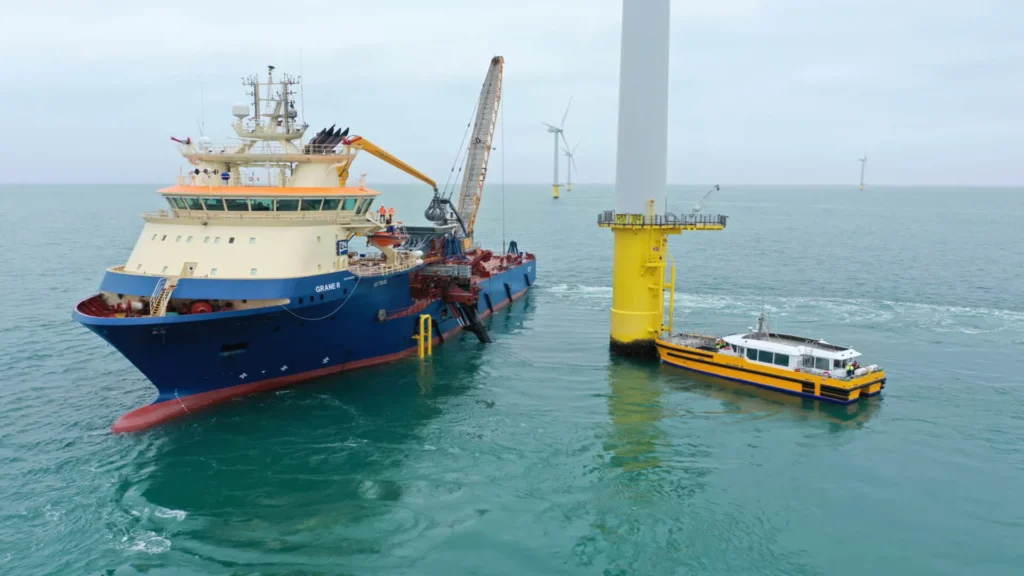 Buque Grane R instalando Reef Cubes junto a turbina eólica en el parque Rampion.